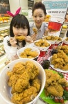 큰 치킨 맛보세요 | 연합뉴스