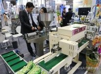 자동 파우치 포장 기기 | 연합뉴스