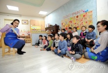 동화책 읽어주는 이야기 할머니·할아버지 | 연합뉴스