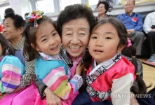 어버이날 맞이 경로당 방문 재롱잔치 | 연합뉴스