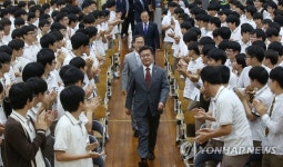 모교 찾은 홍용표 장관 | 연합뉴스