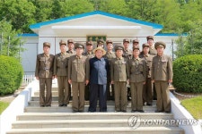 북한 김정은, 군부대 산하 종자연구농장 시찰 | 연합뉴스