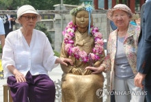 할머니와 소녀상 | 연합뉴스