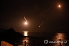 조명탄 쏘아 올리며 | 연합뉴스
