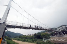 춘천 강촌 명물 출렁다리…30년만 재현돼 개통 | 연합뉴스