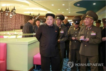 북한 김정은, 새로 건조한 대동강 유람선 '무지개호' 시찰 | 연합뉴스