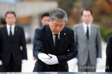5·18 묘지 참배하는 김홍두 고양시의원 | 연합뉴스
