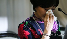 하춘화헤어클라쎄 | 눈물 훔치는 하춘화 | 연합뉴스