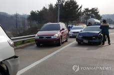 서해안고속도로 광천IC 부근 차량 12대 추돌사고 | 연합뉴스