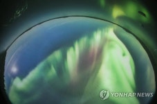 상영중인 권오철 작가의 생명의 빛 오로라 | 연합뉴스