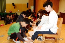 <카메라뉴스> 세족식으로 마무리한 향산초 마지막 졸업식 | 연합뉴스