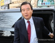 새누리 당사 들어서는 홍문표 | 연합뉴스