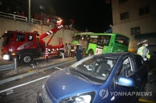 마포구 성산고가서 마을버스 추락…2명 부상 | 연합뉴스