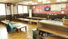 썰렁한 점심시간 대우조선해양 앞 식당 | 연합뉴스