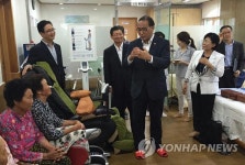 신안 찾은 홍윤식 행자부장관 | 연합뉴스