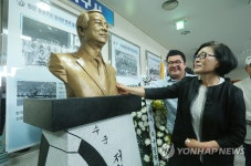 경남 축구 거목 전형두 흉상 제막 | 연합뉴스