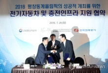 악수하는 이희범-조환익 | 연합뉴스