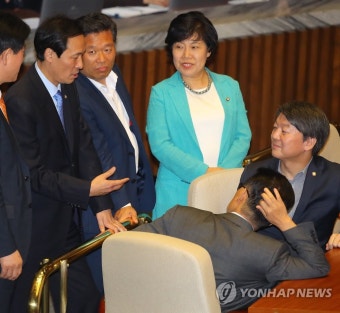 두 야당 원내지도부들의 대화 | 연합뉴스