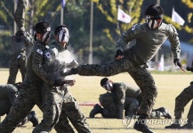 특공무술 시범 보이는 대원들 | 연합뉴스