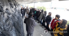 성지여자중학교에 설치된 42ｍ 대형 부조 | 연합뉴스