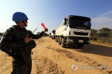 설날에도 계속되는 도로보수 | 연합뉴스