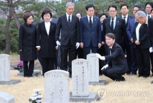 安, 신병훈련소 찾아 안보행보…깔깔이 살피며 사격훈련 체험 | 연합뉴스