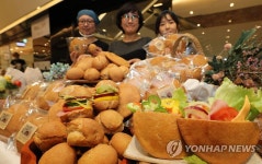긴장하는 수험생들에게 황금똥빵을 | 연합뉴스