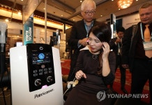 통증완화 의료기 체험하는 외국인 바이어 | 연합뉴스