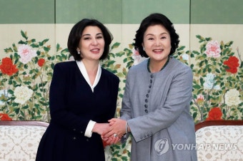 김정숙 여사, 우즈베크 대통령 부인과 환담…