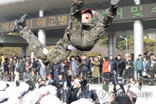 소대장 헹가래 | 연합뉴스
