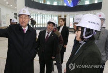 음성 유엔평화관 안 둘러보는 반기문 전 총장 | 연합뉴스