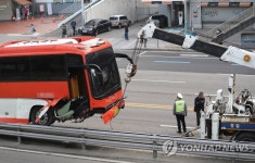한남대로 가드레일과 충돌한 버스 | 연합뉴스