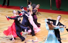 춤의 세계로 빠져봐…2019 춘천레저컵 전국 댄스스포츠 경연대회 | 연합뉴스