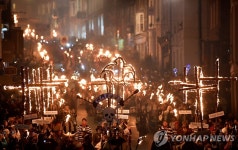 축제 분위기 무르익은 영국 루이스 시가지 | 연합뉴스