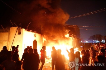 불타는 이라크 주재 이란 영사관 | 연합뉴스