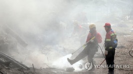 진화 작업은 계속 | 연합뉴스