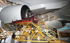 ′언제든 투입할 수 있도록′…분주한 항공기 격납고 정비사들 | 연합뉴스