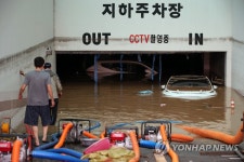 지하주차장 침수…수해 입은 아파트에 설치된 야외화장실 | 연합뉴스