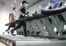 헬스장 운영 재개, 다시 돌아가는 트레드밀 | 연합뉴스