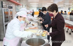 학교급식 준비상황 점검 | 연합뉴스