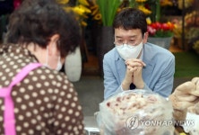 서문시장 상인과 얘기하는 김웅 의원 | 연합뉴스