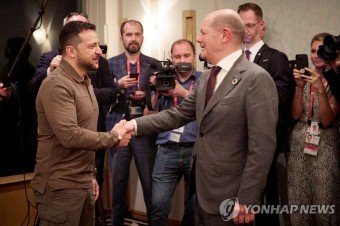 악수하는 젤렌스키 우크라 대통령과 숄츠 독일 총리 | 연합뉴스