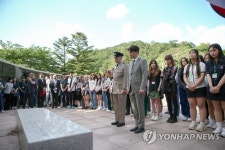 유엔참전국 학생들, 파주 설마리 전투 전적지 참배 | 연합뉴스