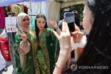 사우디아라비아 전통의상 입고 찰칵 | 연합뉴스