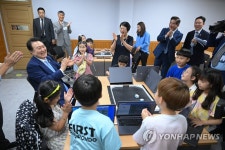 코딩 수업 중인 학생들과 로봇 게임하는 윤석열 대통령 | 연합뉴스