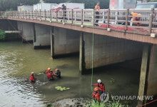 부산 학장천 실종자 수색하는 구조대 | 연합뉴스