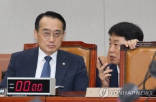 관계자와 대화하는 허철훈 중앙선거관리위원회 사무총장 직무대행 | 연합뉴스
