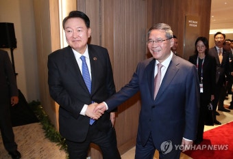 반갑게 악수하는 윤석열 대통령과 리창 중국 총리 | 연합뉴스