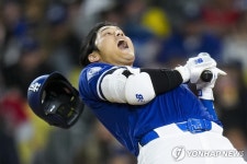 공 피하려다 헬멧 벗겨진 오타니 | 연합뉴스