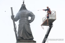묵은 때 벗는 이순신 장군 동상 | 연합뉴스